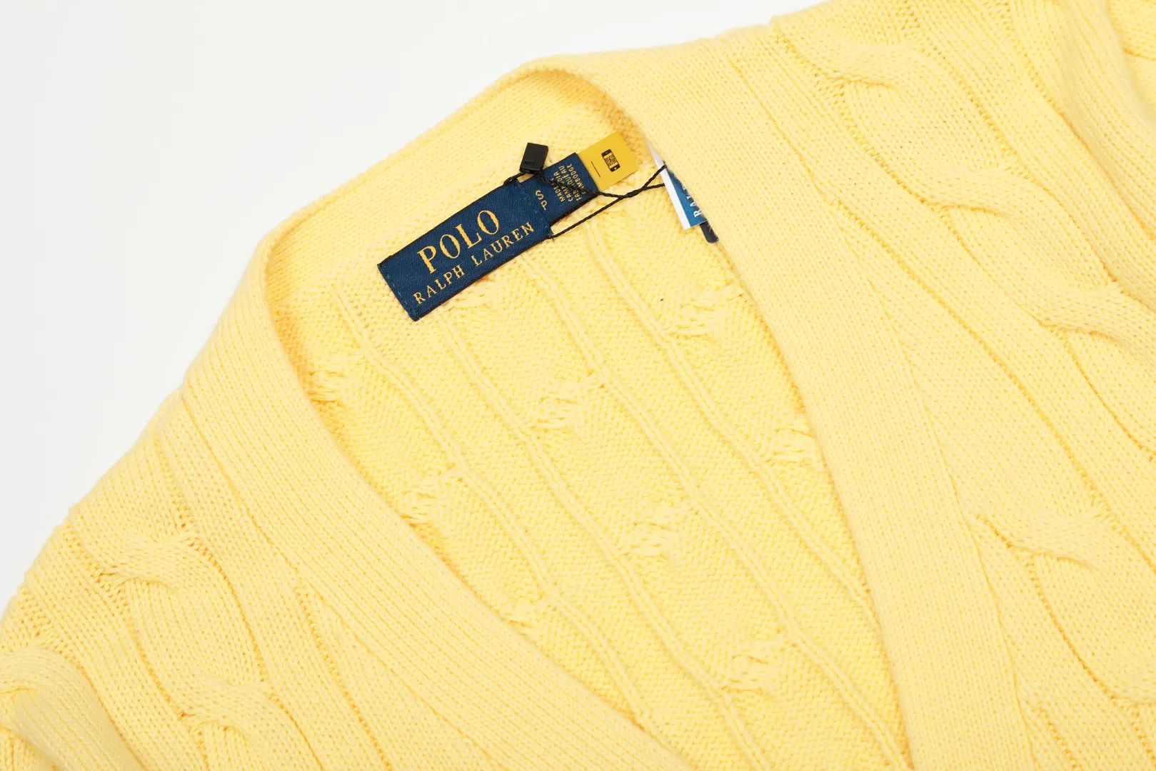 P250 Top quality" Style number: DS113# (not off the shelves all year round) [Ralph Lauren large V-neck solid color pony embroidered logo twist knitted cardigan] ✅Ralph Lauren classic basic versatile goddess style large V-neck knitted cardigan jacket ✅Main supply platform live broadcast Wholesale entities Replenish when out of stock Not off the shelves ✅ZP quality 1:1 version Scan the code to enter the GF website Counter quality ✅Detailed quality is the only one in Guangzhou Imported quality cotton yarn, focusing on high-end, cost-effective, good quality needless to say ✅The version is restored to the original order, the maximum size can be worn up to 160 pounds, loose, comfortable and stress-free ✅The upper body is simple and easy to match, ootd must-have style, good-looking clothes are never picky, a must-have in the goddess' wardrobe. Size: S-XL Color: Black White Gray Light Blue Khaki Pink Yellow Chinese Red Navy Blue White Label Navy Blue Red Label
